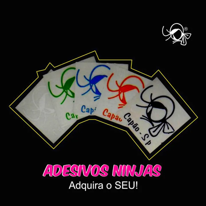 Adesivo NINJA aplicado em diversas superfícies, incluindo motos, carros, vídeo games, guarda-roupas e cadernos.